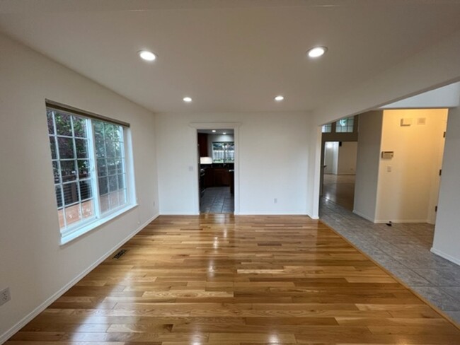 Building Photo - Beautiful 4 Bedroom Eagle River Home!