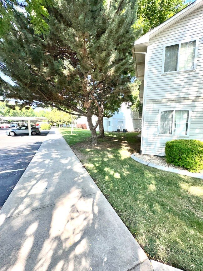Building Photo - Affordable living at Westside Apartments!