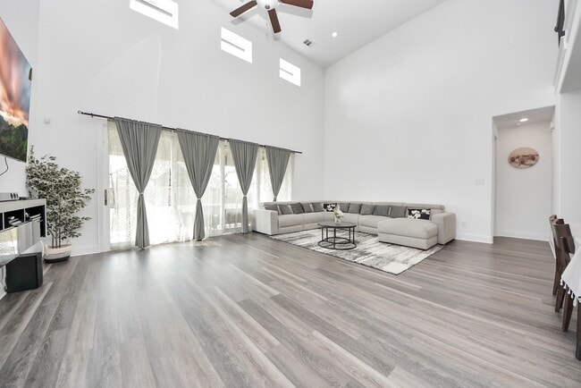 Building Photo - 10018 Knollwood Ln