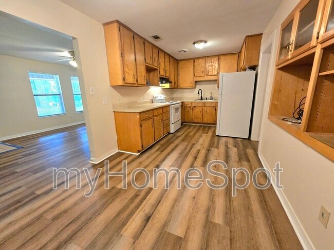 Building Photo - 909 Springbrook Ave
