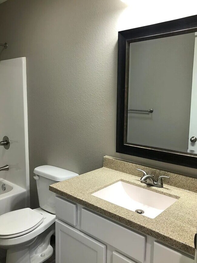 Building Photo - Cute town house with lawncare included!