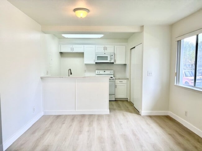 Building Photo - Port Hueneme | 2 Bed + 1 Bath | Newly Reno...