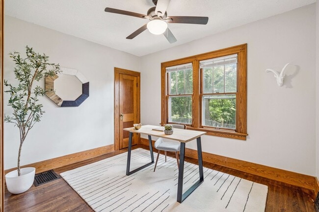 Building Photo - Cute 4 Bedroom 2 Bath Bungalow with a fenc...
