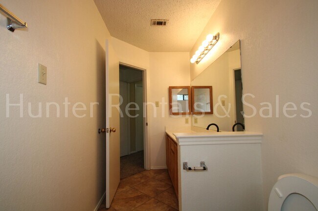 Building Photo - 1802 Mattie Dr