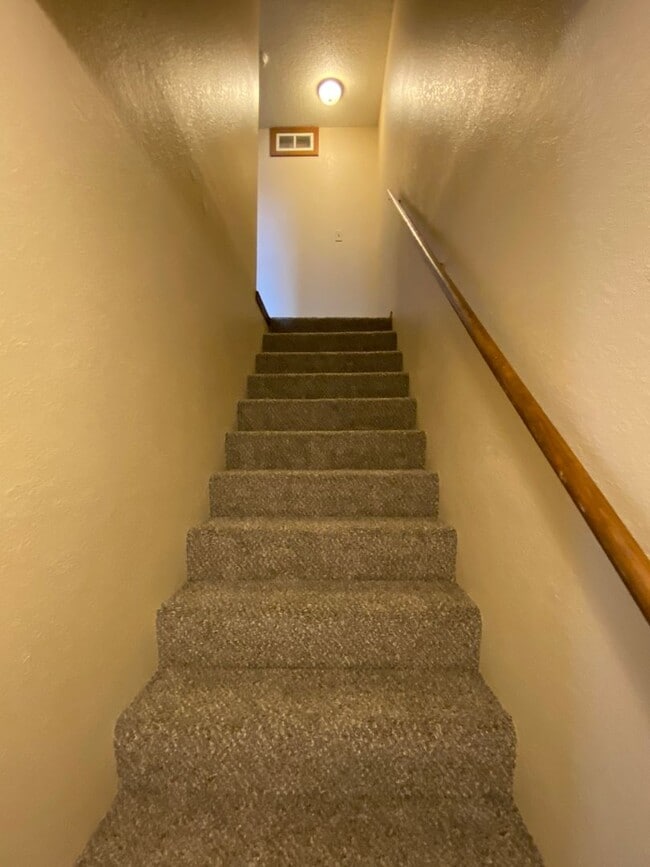 Building Photo - 2 bedroom 1.5 bath Townhome in a great loc...