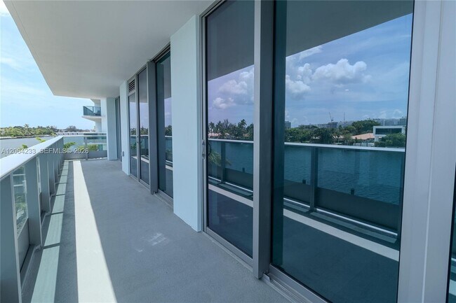 Building Photo - 9221 E Bay Harbor Dr