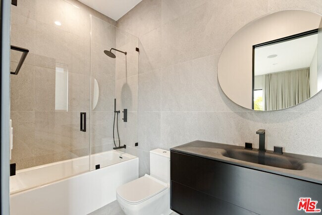 Building Photo - 738 N Harper Ave