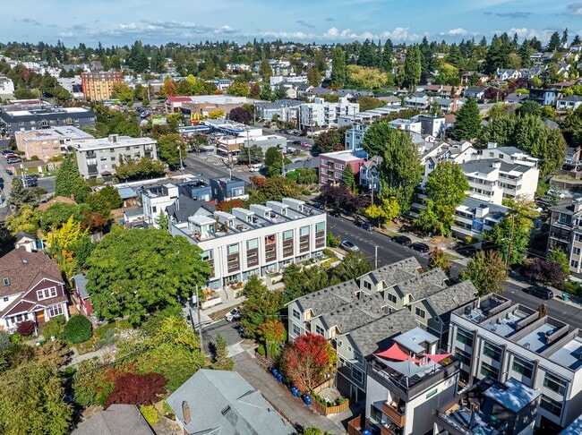 Building Photo - Beautiful 2BR/1.5BA Corner Townhome in the...
