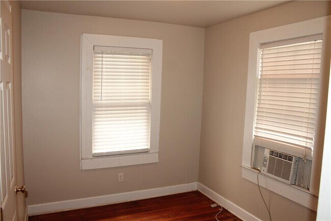 Building Photo - 360 S Ann St