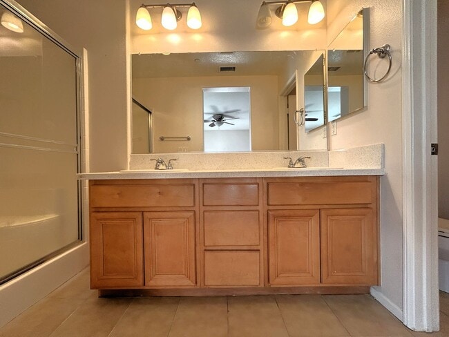 Building Photo - 2 Bedrooms/ 3 Bathrooms