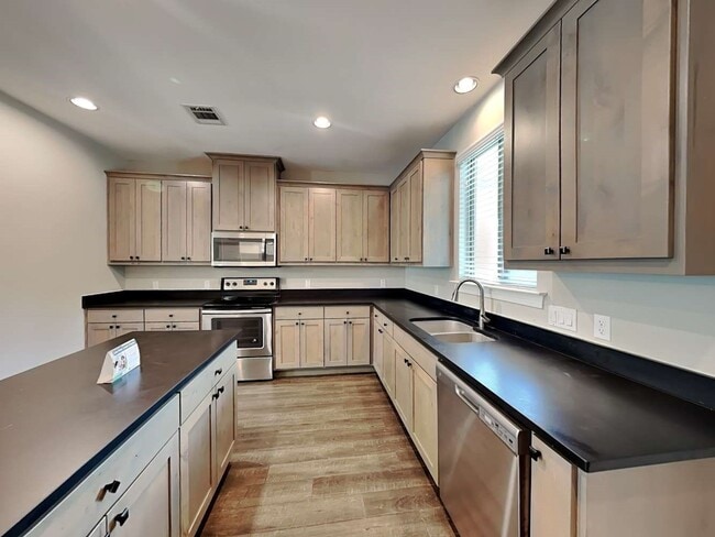 Building Photo - 179 Holly St