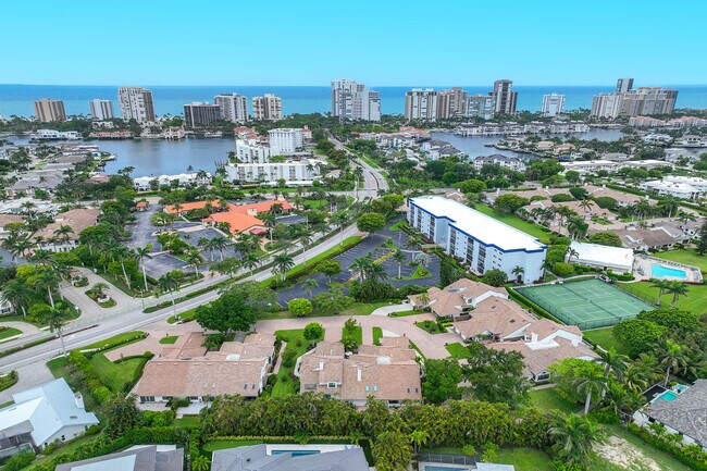 Building Photo - 571 Park Shore Dr