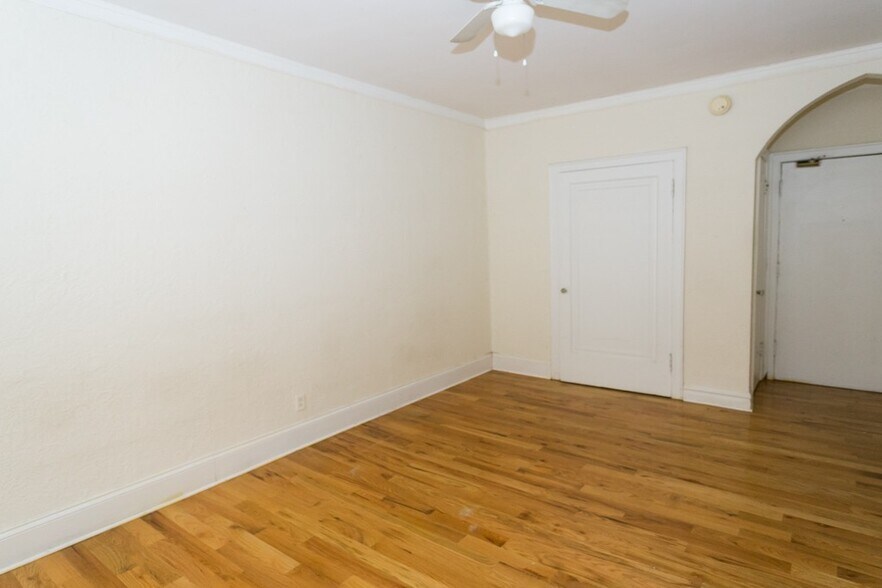 Building Photo - 4842 N Damen Ave