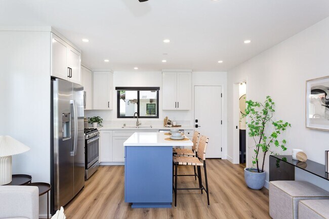 Building Photo - 2610-2612 Juan Street