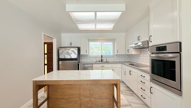 Building Photo - 1771 Lynwood Dr