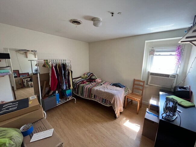 Building Photo - Welcome UNH Students! Prime 2-Bedroom Apar...
