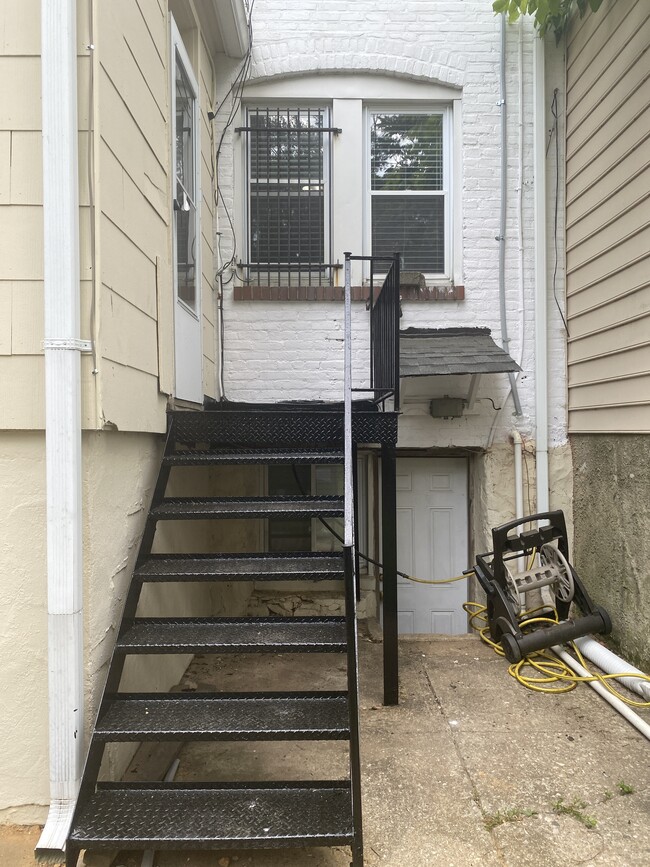 steps up to kitchen, door to walk-out basement - 606 N Woodington Rd