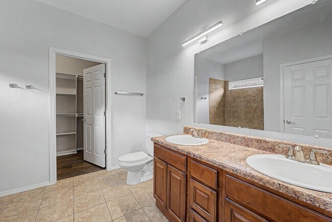 Building Photo - Beautiful 3 Bedroom Home with Hardwood, Tile & Spacious Kitchen