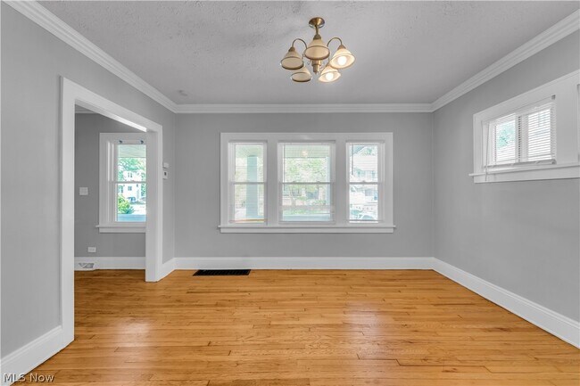 Building Photo - 921 Helmsdale Rd