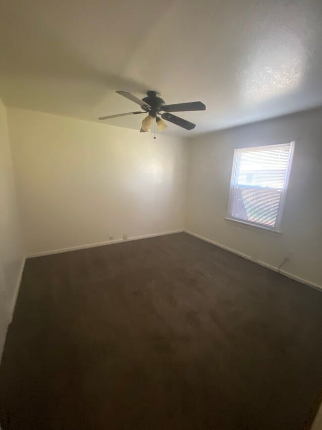 Building Photo - 2 bedroom large yard ready to move in!