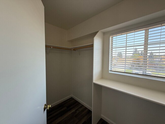 Building Photo - 4-bedroom two story home in Sylvan School ...