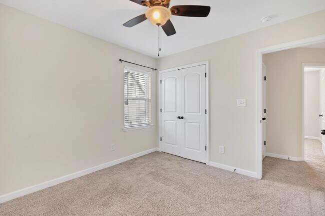 Building Photo - Bridgeport Home with Community Pool!