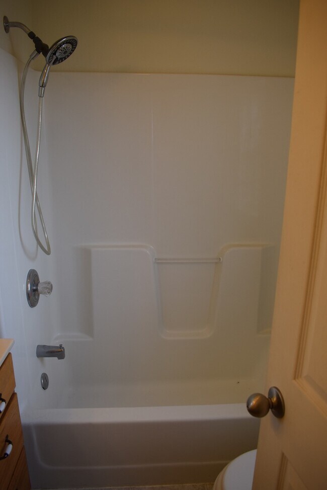 Building Photo - Spacious 3 bedroom, 2.5 bathroom duplex!