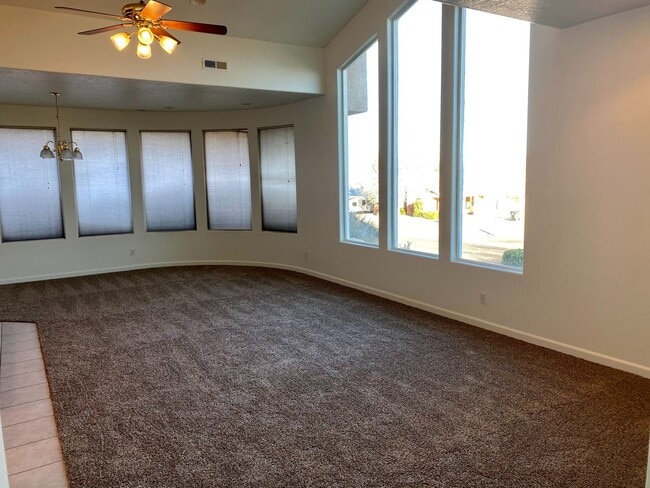 Building Photo - Beautiful 3 bedroom Home in Bloomington Hills