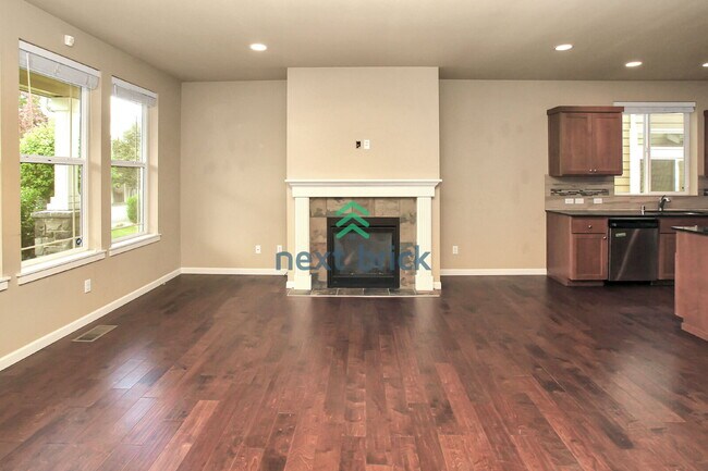 Building Photo - 3 Bed and 2.5 Bath Single-family Home Avai...