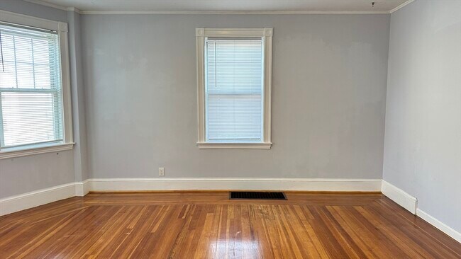 Building Photo - 10 Newport Terrace