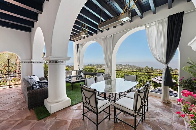Building Photo - 6690 La Jolla Scenic S Dr
