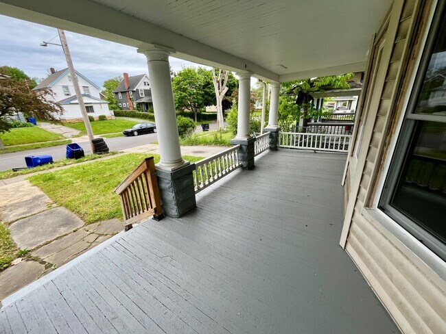 Building Photo - Three bedroom one bathroom single family home for rent MOVE IN SPECIAL - HALF OFF FIRST MONTHS RENT