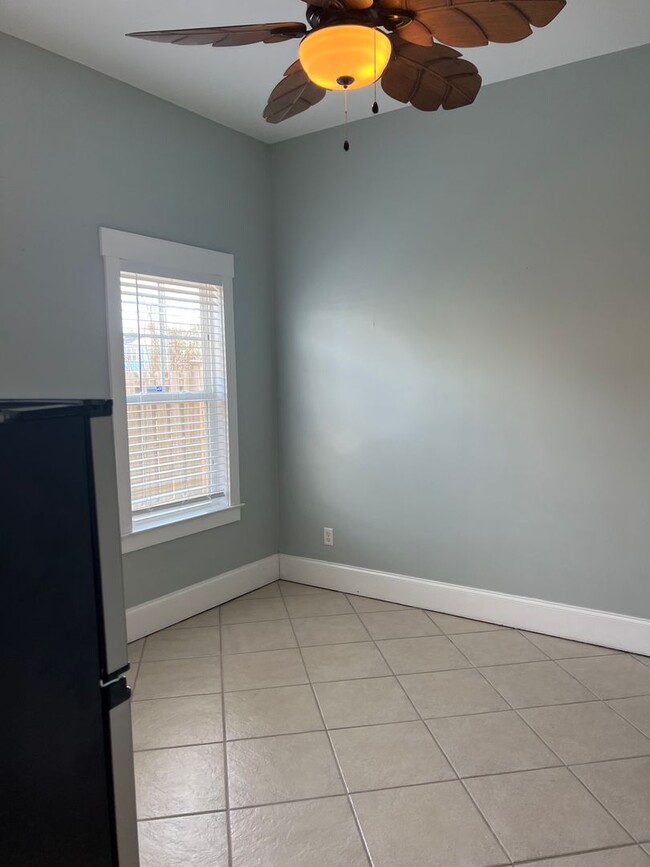 Building Photo - Carolina Beach - One Bedroom Studio/Room -...