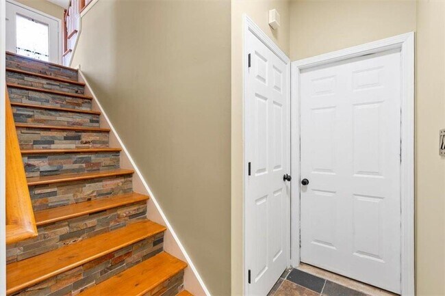 Building Photo - 585 Bethany Woods Dr