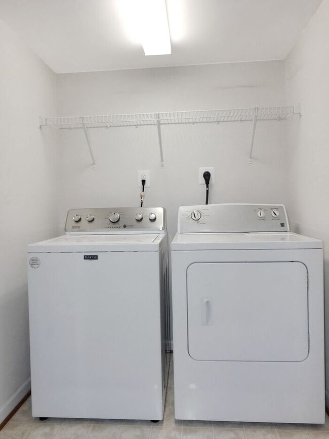 Building Photo - Pet Friendly 3 level End Unit Town Home wi...