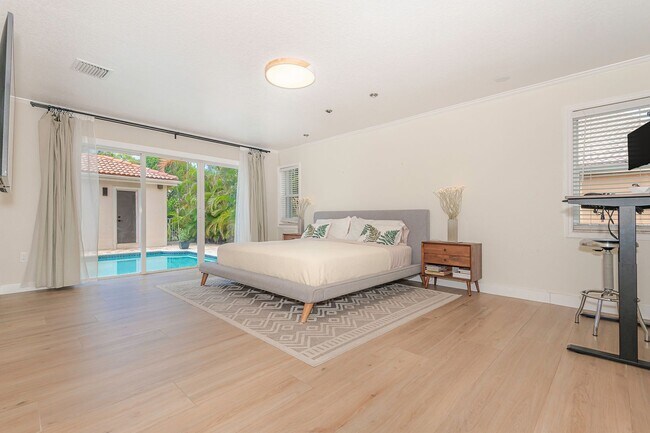 Building Photo - Exquisite Pool Home in Alhambra – Pembroke...