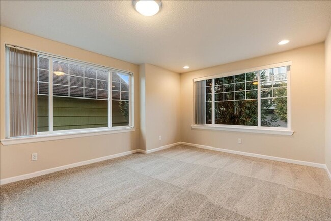 Building Photo - Modern Townhome Near the Willamette River