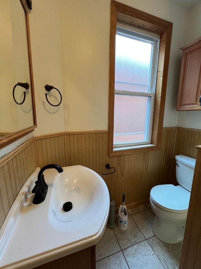 Building Photo - Stunning 4 bedroom 2.5 bathroom house  - B...
