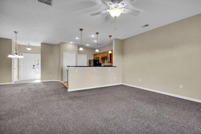 Building Photo - Charming 3-Bed Townhome in Prime Richmond Hill Location!