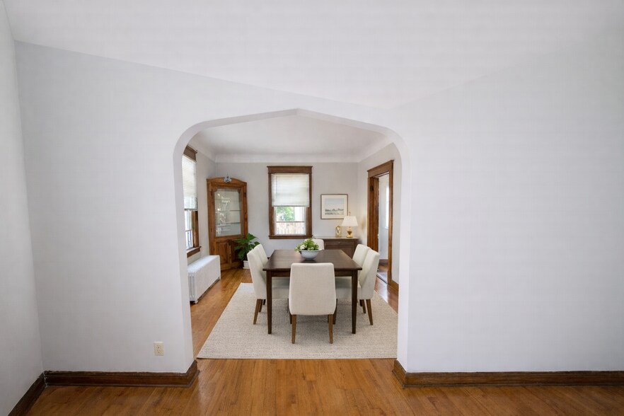 Building Photo - 322 Pierce St N