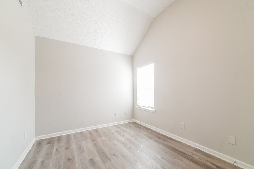 Building Photo - 712 Tullamore Way