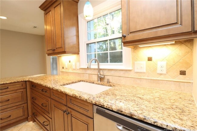 Building Photo - 211 Amberglow Pl
