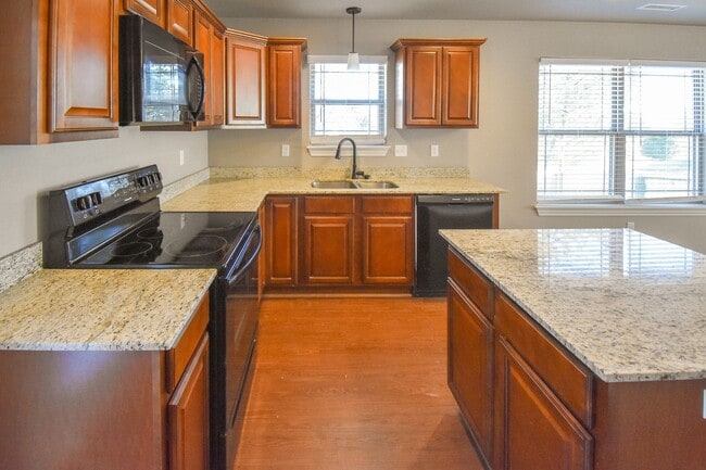 Building Photo - 3 Bedroom 2.5 Bathroom Home in Fayetteville AR!