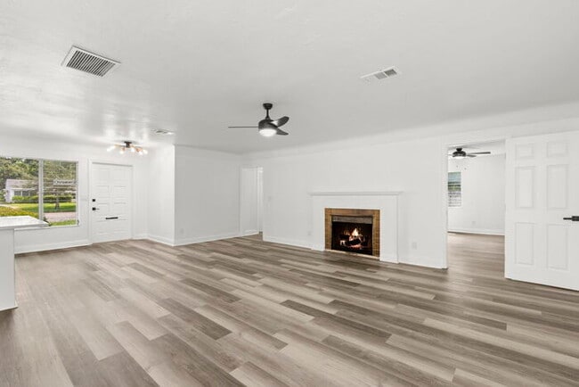 Building Photo - NEWLY RENOVATED Home For Rent in St Peters...