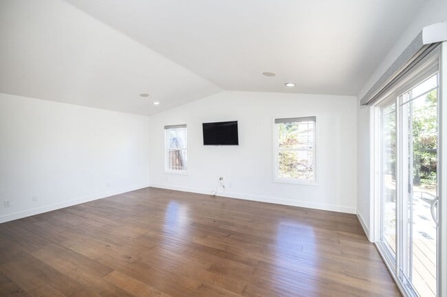 Building Photo - Beautifully Remodeled 4 Bed, 3 Bath Home w...