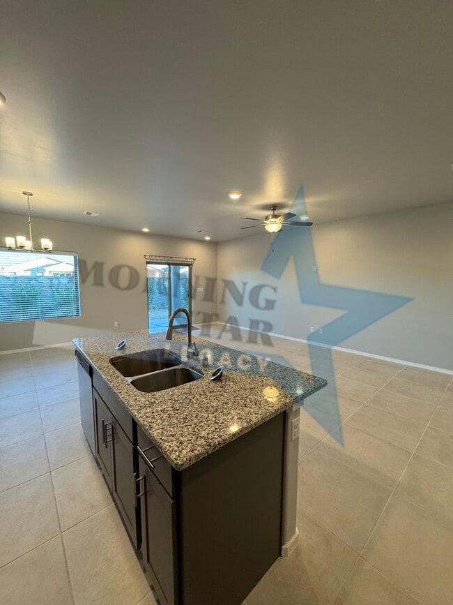 Building Photo - Newer home in desirable Metro area!