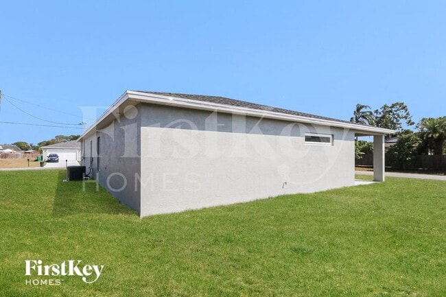 Building Photo - 1992 SW Sunglow St