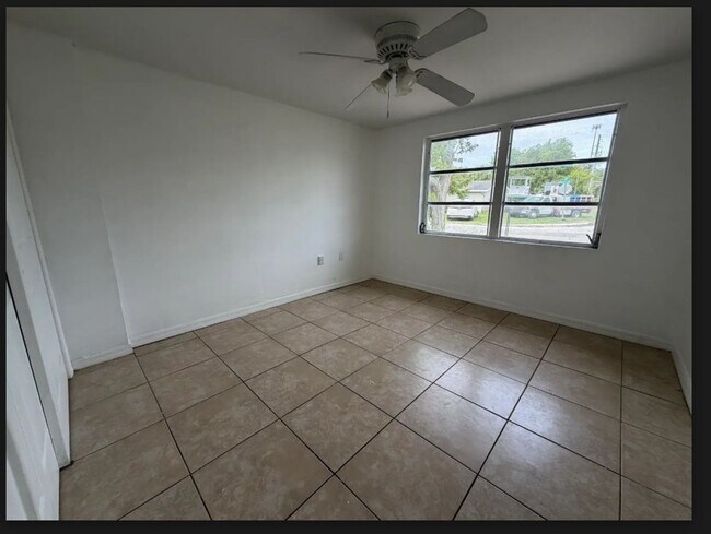 Building Photo - Fantastic 3-bedroom, 1-bath single family home with fenced in yard in Port Richey