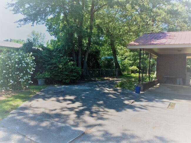 Building Photo - Cottage style brick ranch home, carport, f...