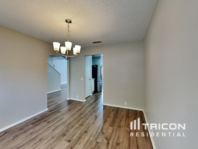 Building Photo - 5320 Tennis Villa Dr